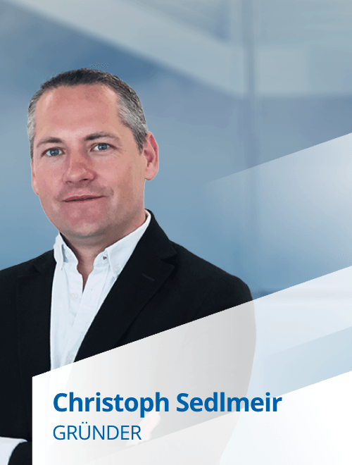 Ein Mann mit kurzen grauen Haaren, im Sakko und Hemd mit offenem Kragen, heißt Christoph Sedlmeir, der Gründer.