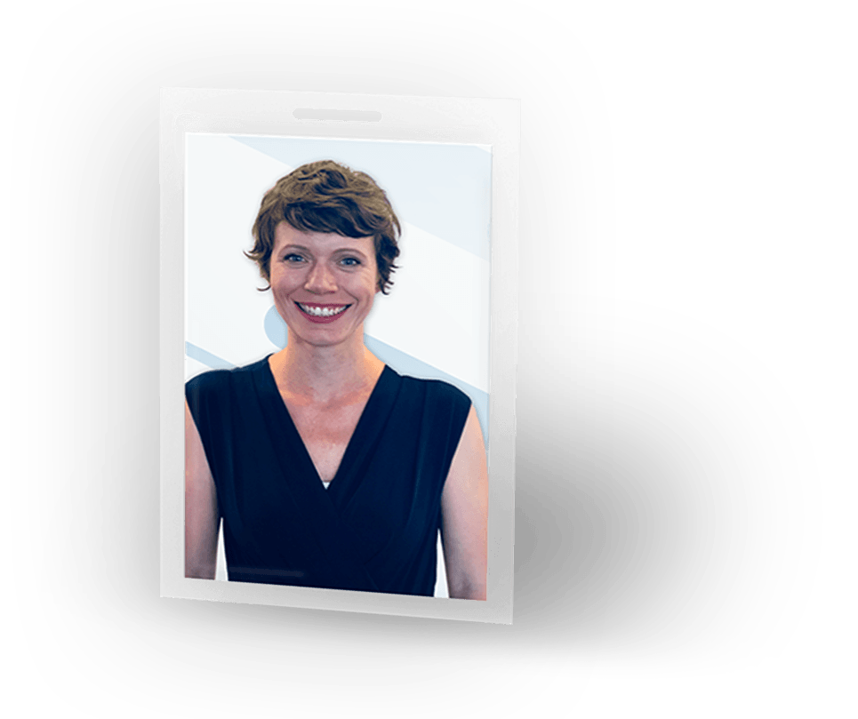 Frau mit kurzen braunen Haaren lächelt und trägt ein schwarzes ärmelloses Top. Foto in einem weißen Rahmen.