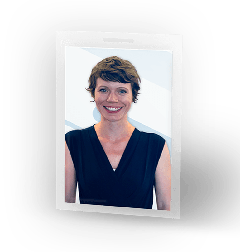 Frau mit kurzen braunen Haaren lächelt und trägt ein schwarzes ärmelloses Top. Foto in einem weißen Rahmen.