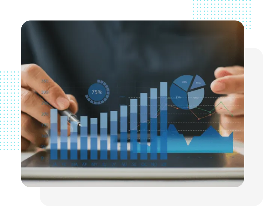 Hände, die einen Stift verwenden, um mit einem Tablet zu interagieren, auf dem Datendiagramme in Blautönen angezeigt werden.