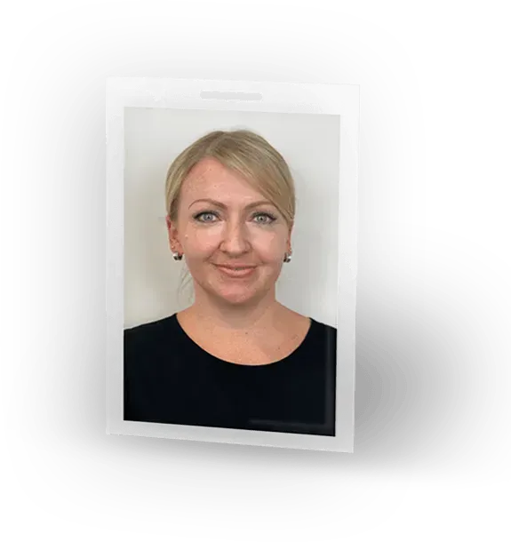 Porträt einer lächelnden Frau in einem schwarzen Oberteil vor hellem Hintergrund