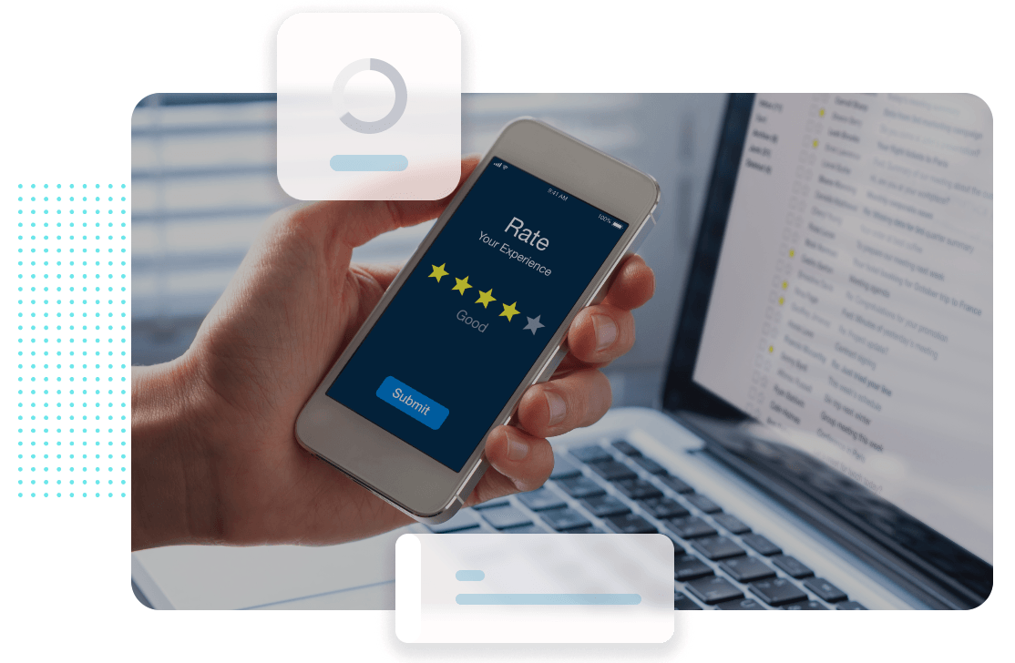 In der Hand wird ein Smartphone mit einem Fünf-Sterne-Bewertungsbildschirm gehalten, im Hintergrund ist ein Laptop zu sehen.