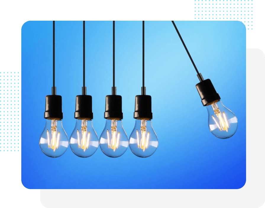 Fünf Glühbirnen hängen in einer Reihe, wobei die Glühbirne ganz rechts schwingt und die anderen trifft.