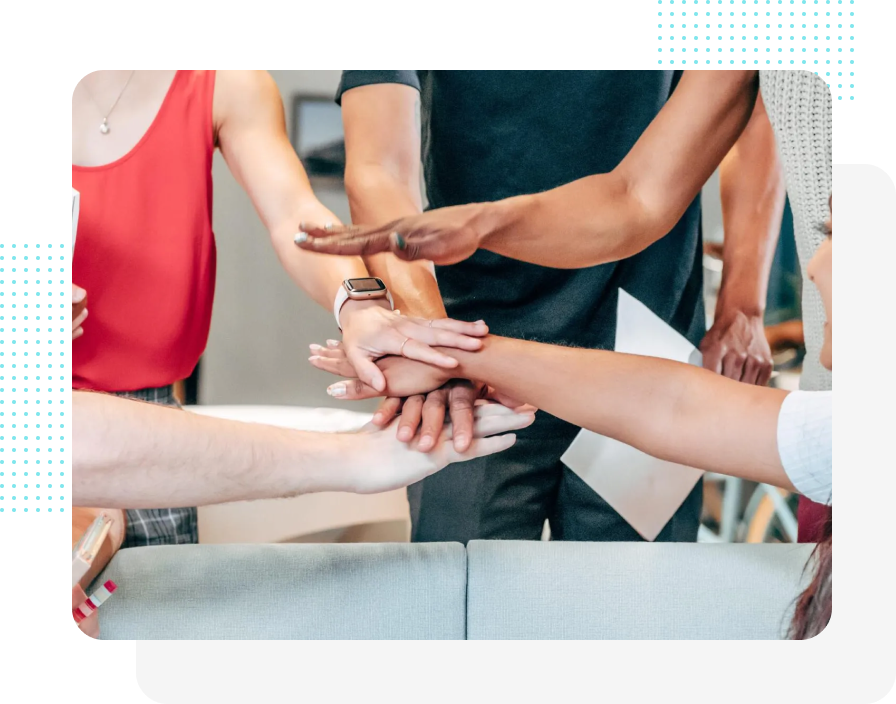 Hände tippen auf einer Laptoptastatur, über der ein Netzwerk aus leuchtenden Linien und Sicherheitsschlosssymbolen liegt.