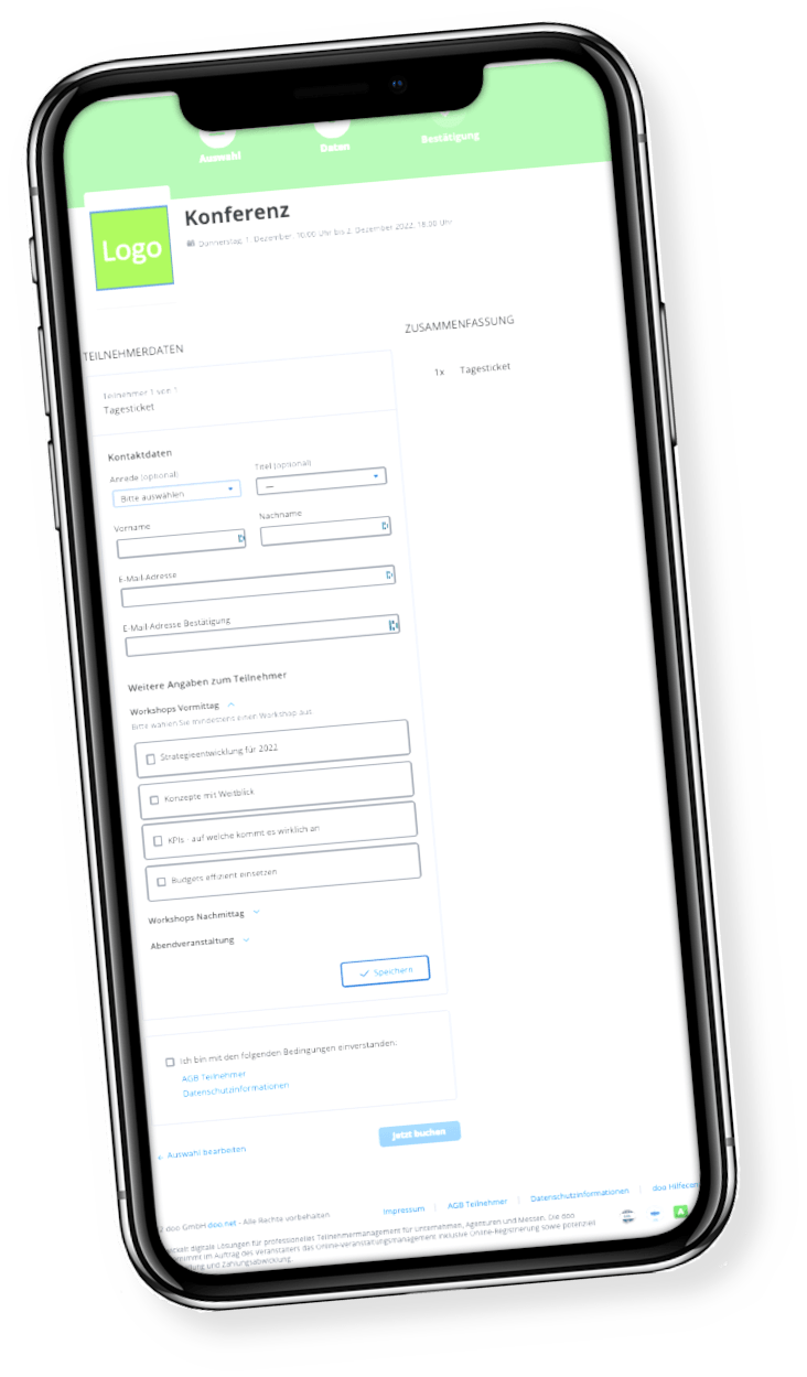Smartphone mit Anzeige eines digitalen Formulars mit grüner Kopfzeile und weißem Hintergrund für Eingabefelder. Oben links befindet sich ein Logo.
