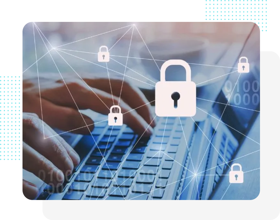 Hände tippen auf einer Laptoptastatur, über der ein Netzwerk aus leuchtenden Linien und Sicherheitsschlosssymbolen liegt.