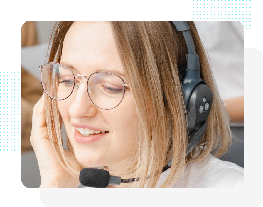 Menschen gehen in einem hellen, modernen Gebäude, möglicherweise einem Konferenzzentrum. Über ihnen hängen Schilder mit Wegbeschreibungen.