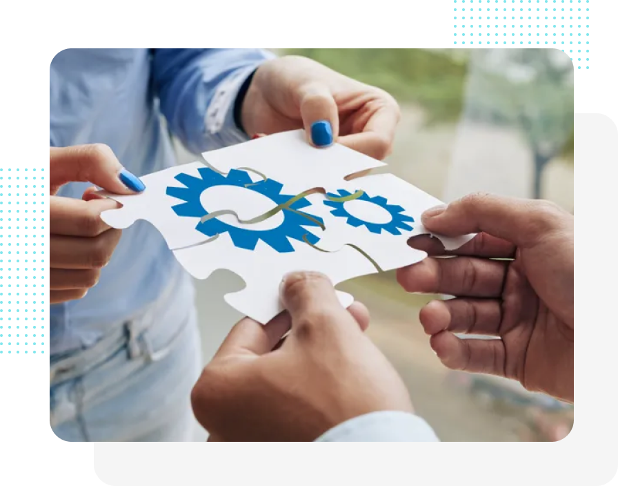 Hände halten Puzzleteile mit blauen Zahnradsymbolen.