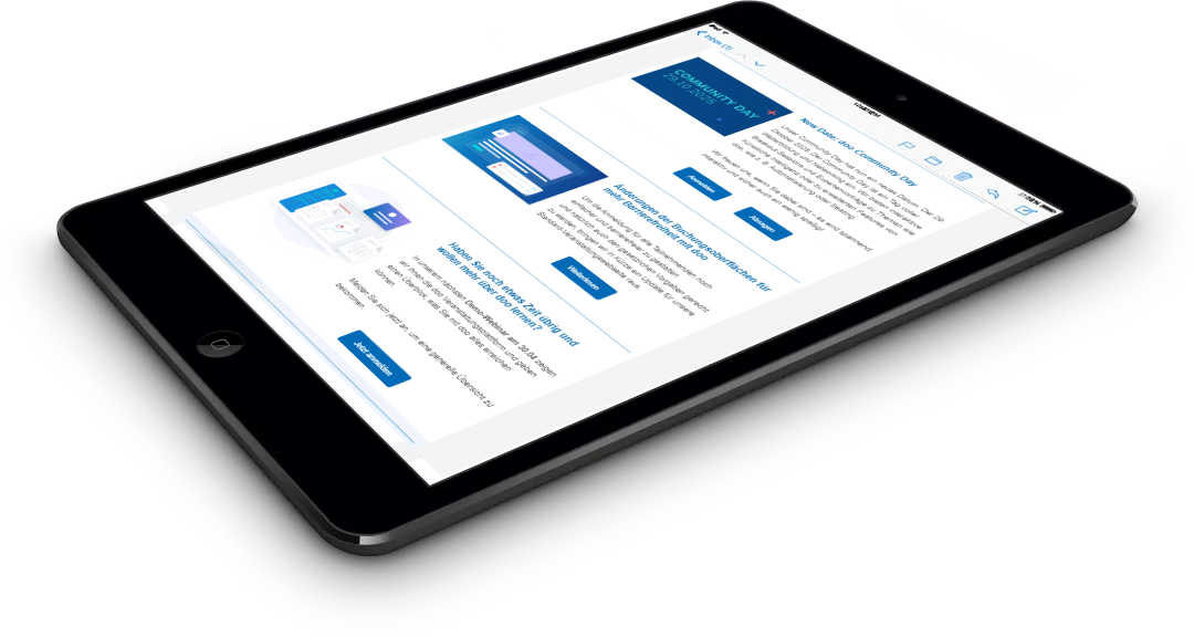 Tablet, auf dem eine Website mit leicht nach oben geneigtem blauem und weißem Text angezeigt wird.