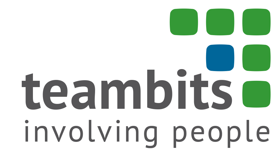 TeamBits-Logo mit dem Wort „Teambits“ in dunkelgrauer Schrift über dem Slogan „involving people“. Rechts davon befinden sich grüne und blaue Quadrate.