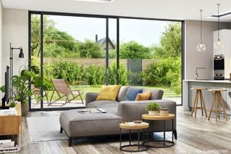 Glasfenster in einem Wohnzimmer