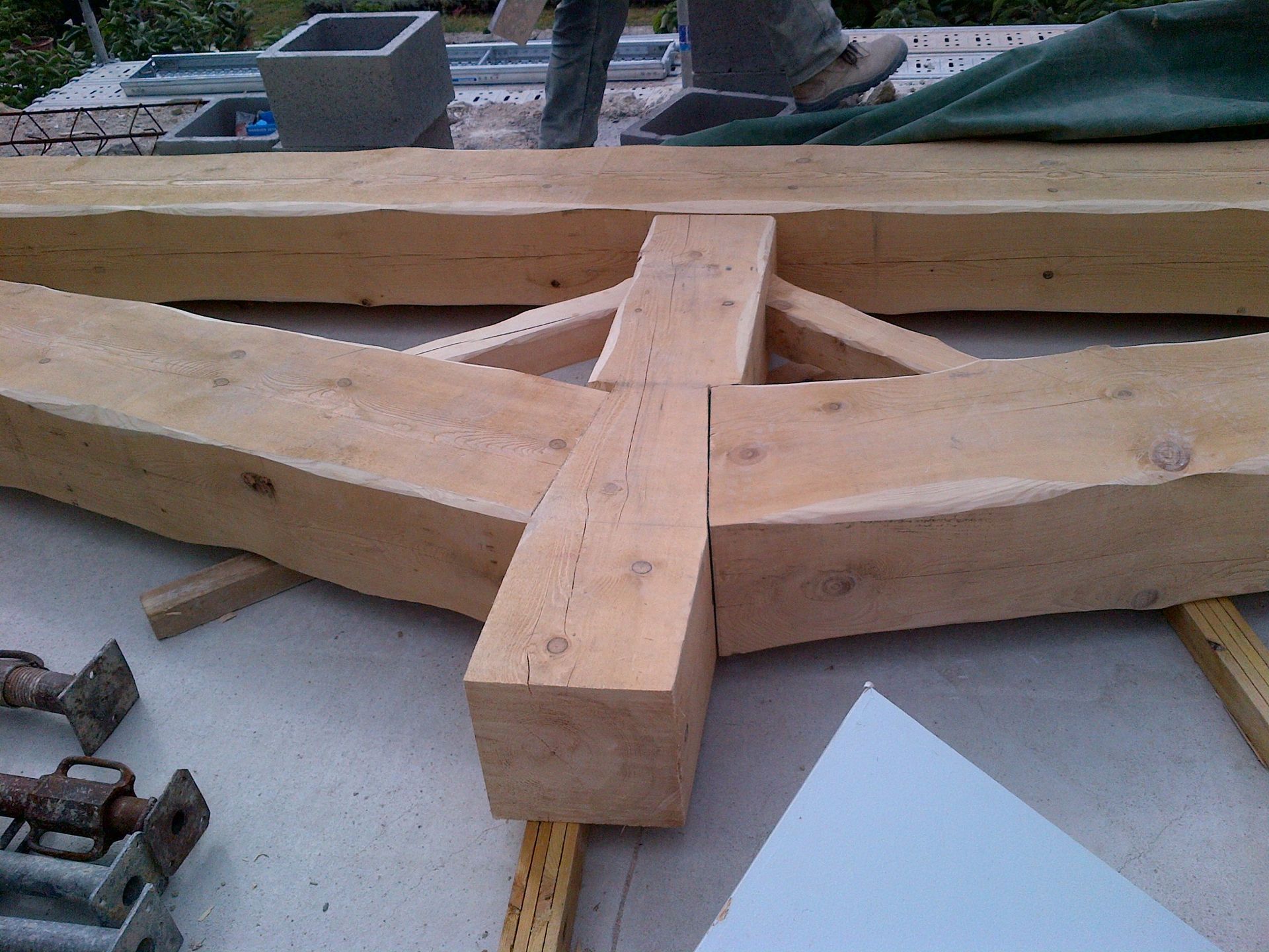 Assemblage d'une charpente en atelier