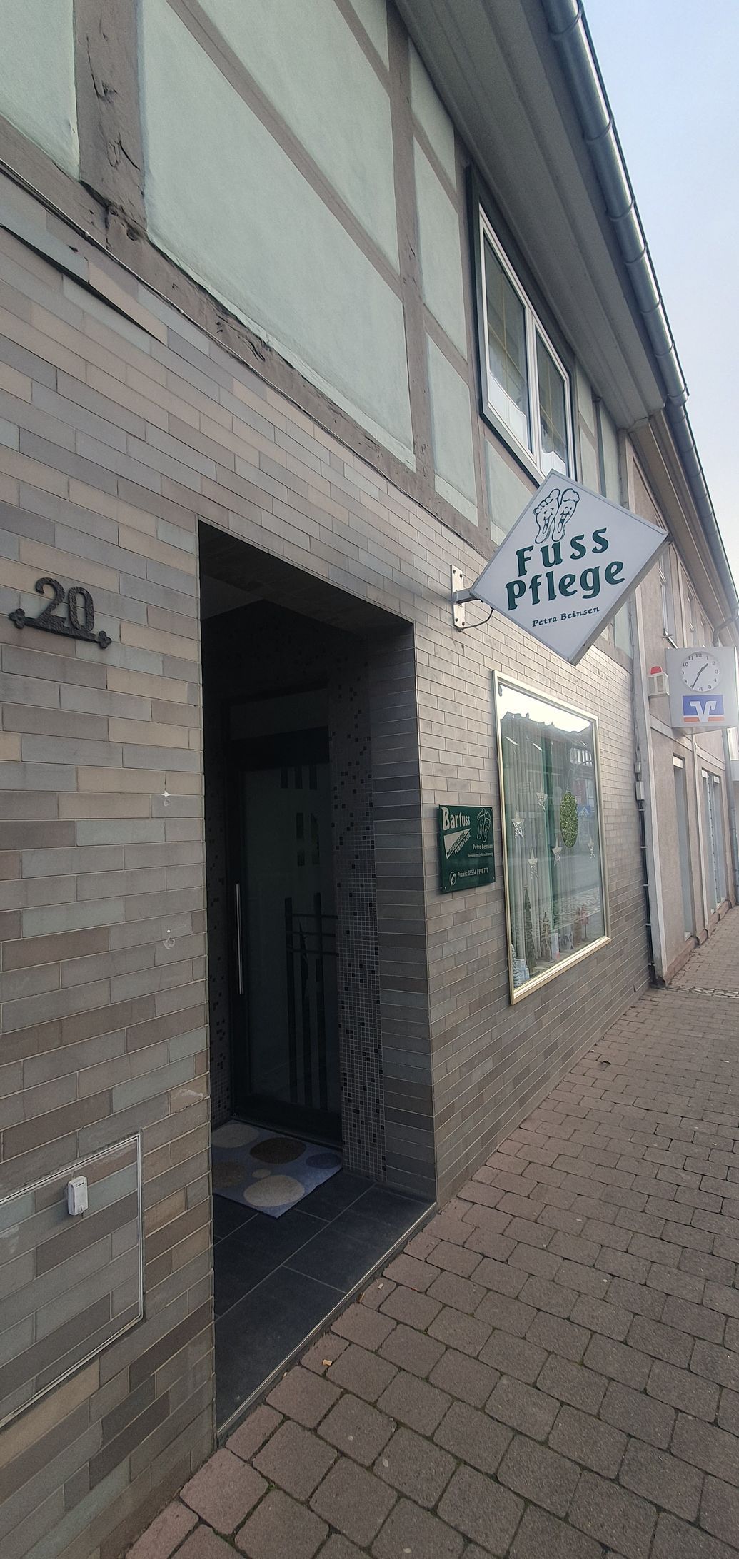 ein Gebäude mit einem Schild , das an der Seite hängt