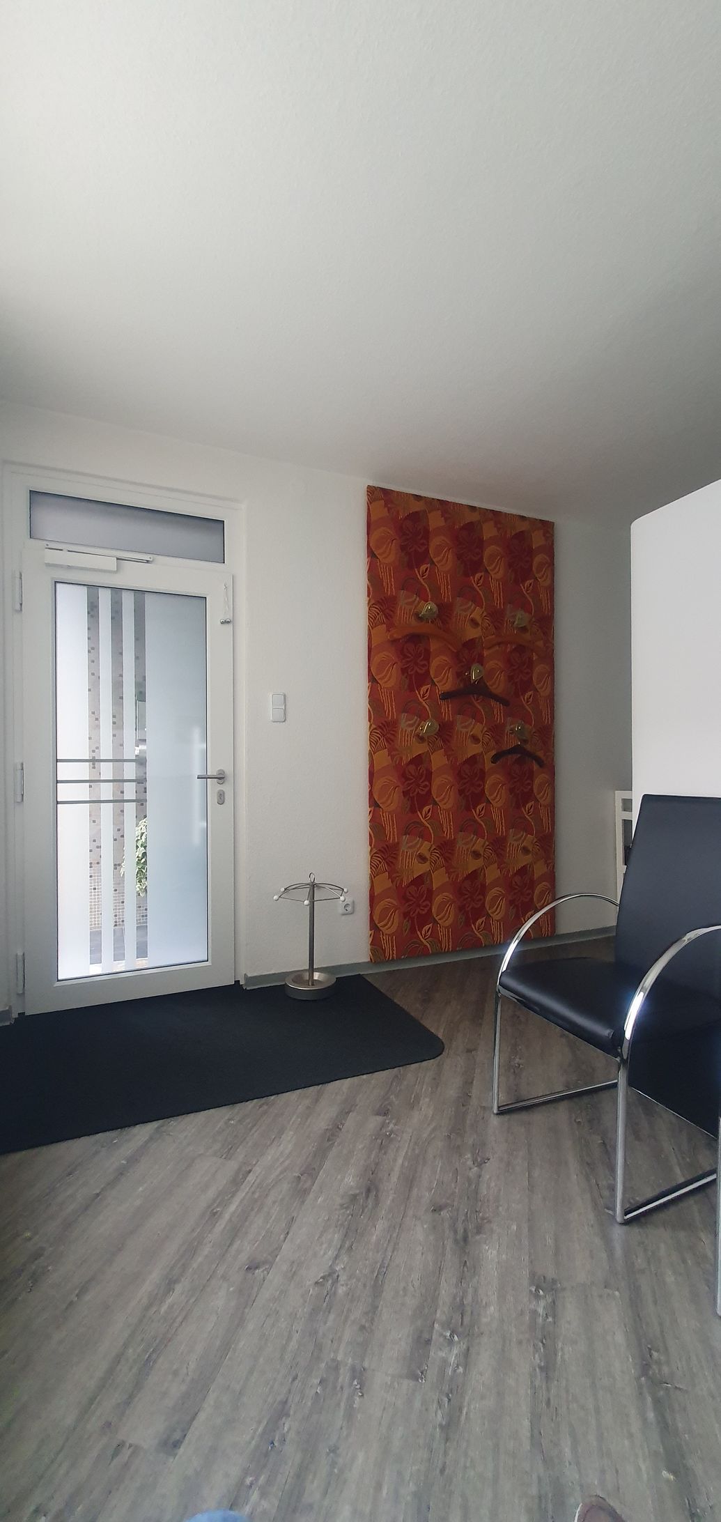 ein Wohnzimmer mit einem Stuhl und einer Tür