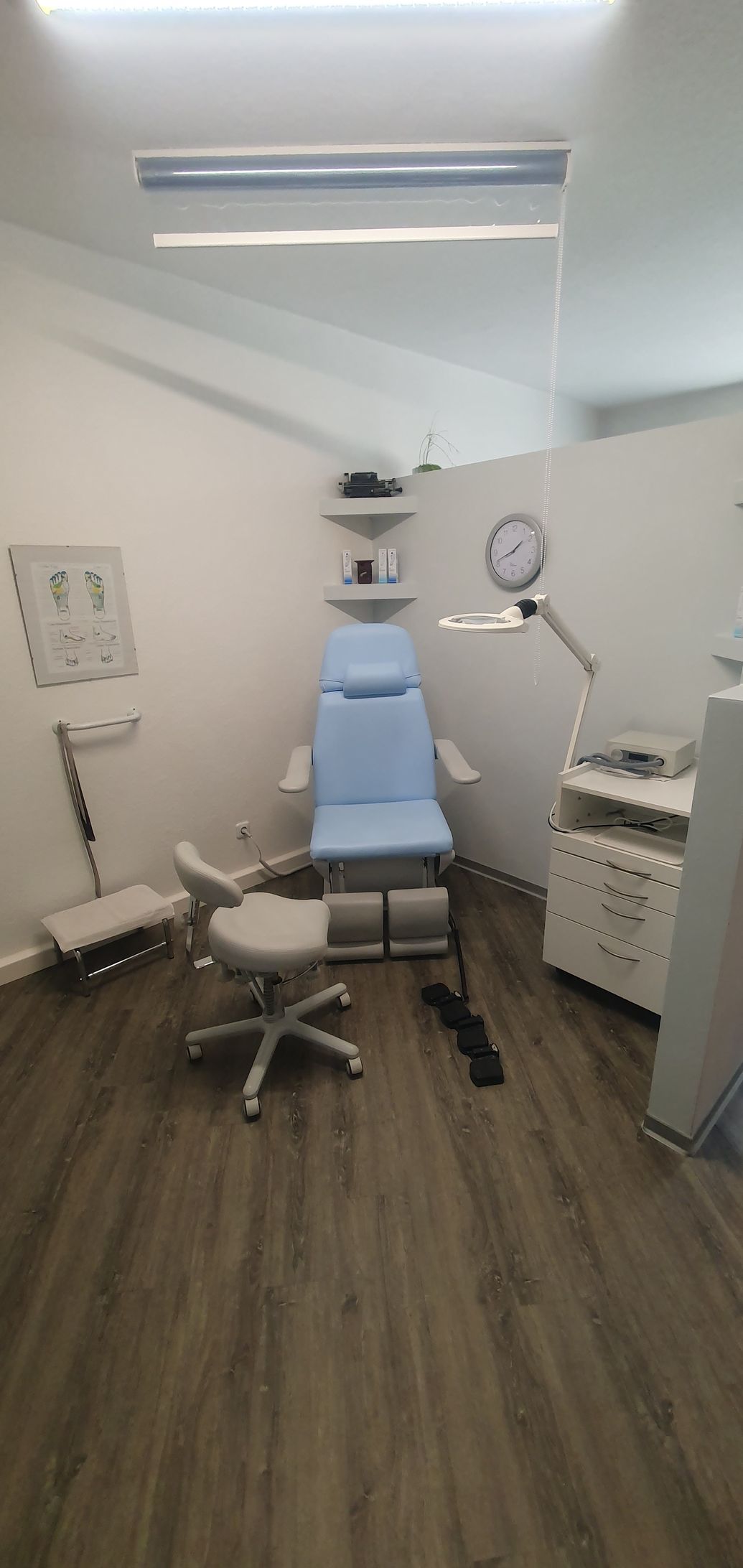 ein Raum mit einem blauen Stuhl und einem hocker