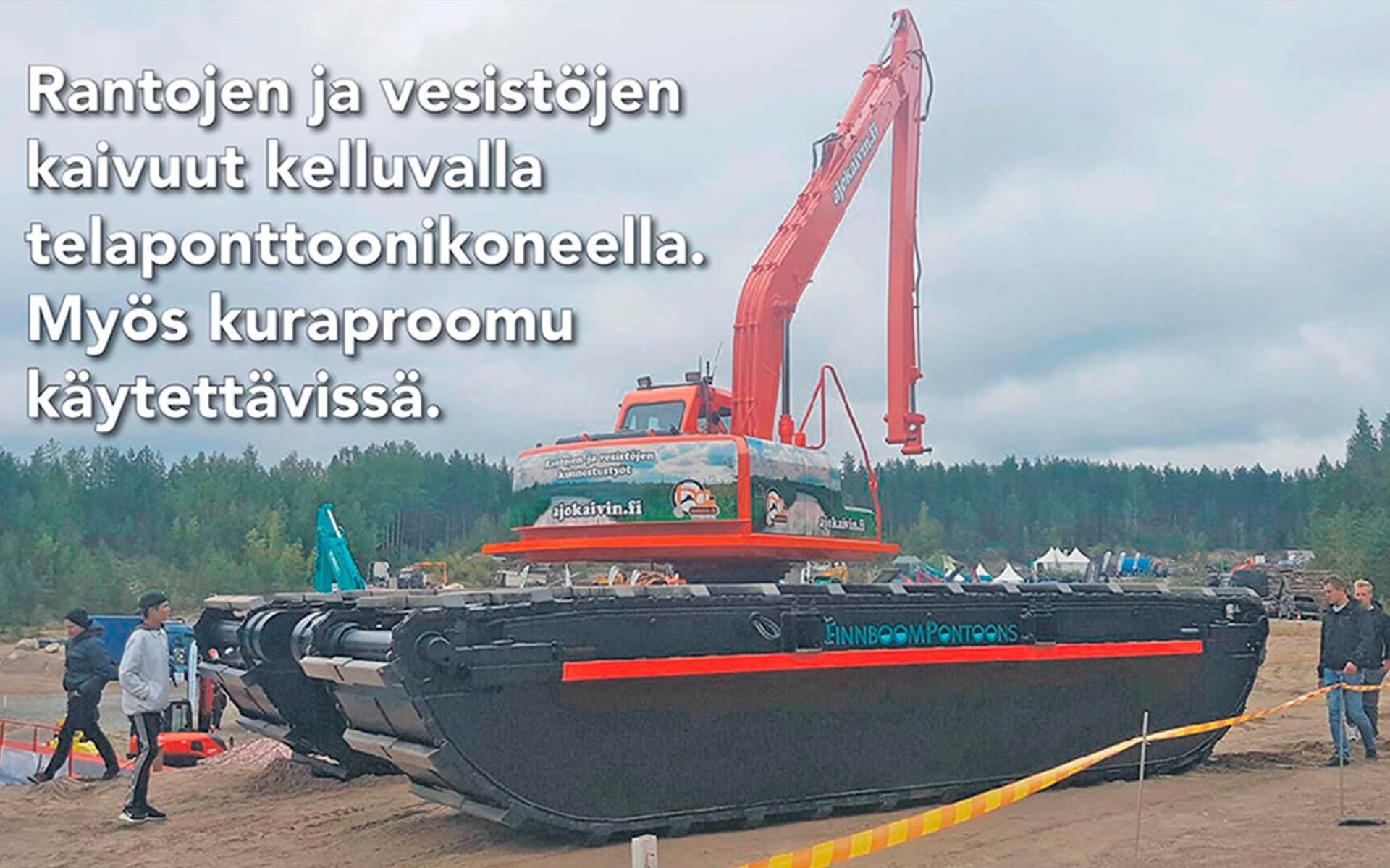 Suuri punainen kaivinkone mustalla proomulla; suomenkielinen teksti kertoo, että sillä voi ruopata jokia ja vesiväyliä teleskooppiruoppaamalla.