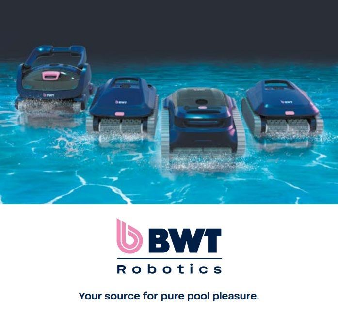 Quatre robots nettoyeurs de piscine bleus portant le logo BWT Robotics.