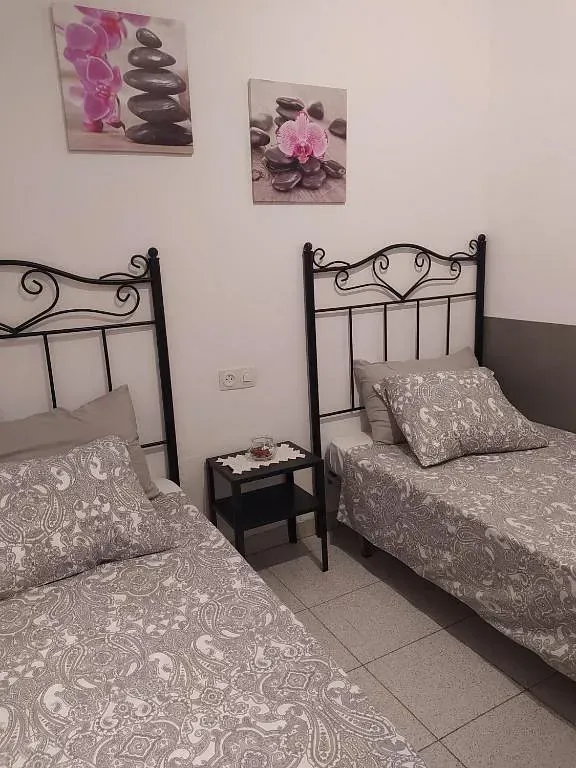 Un dormitorio con dos camas y dos cuadros en la pared.