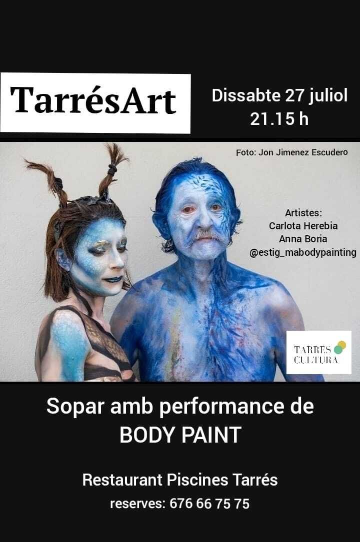 Un hombre y una mujer con pintura azul en sus caras