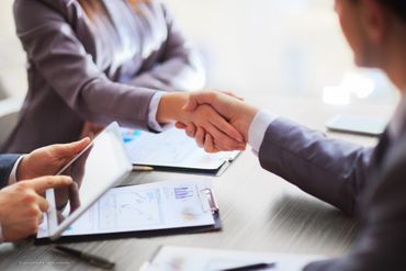 zwei Personen geben sich die Hand