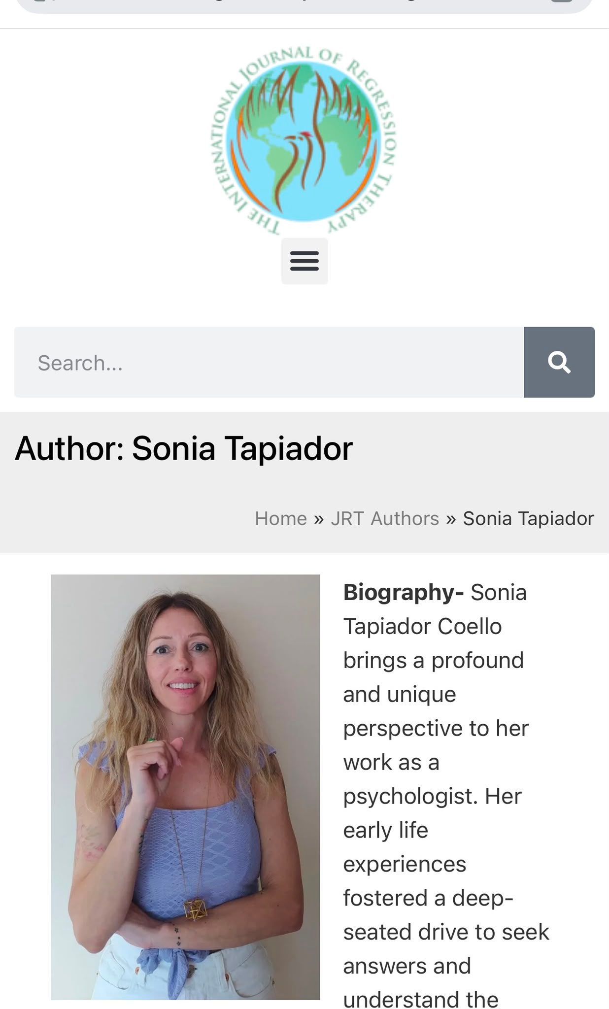 Página web de la autora Sonia Tapiaor con logotipo, barra de búsqueda y retrato junto al texto biográfico.