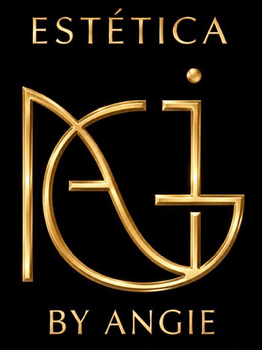 Logotipo dorado con el texto «ESTÉTICA BY ANGIE» sobre fondo negro