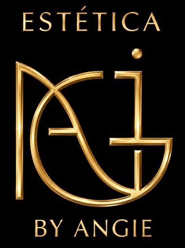 Logotipo dorado con el texto &laquo;EST&Eacute;TICA BY ANGIE&raquo; sobre fondo negro