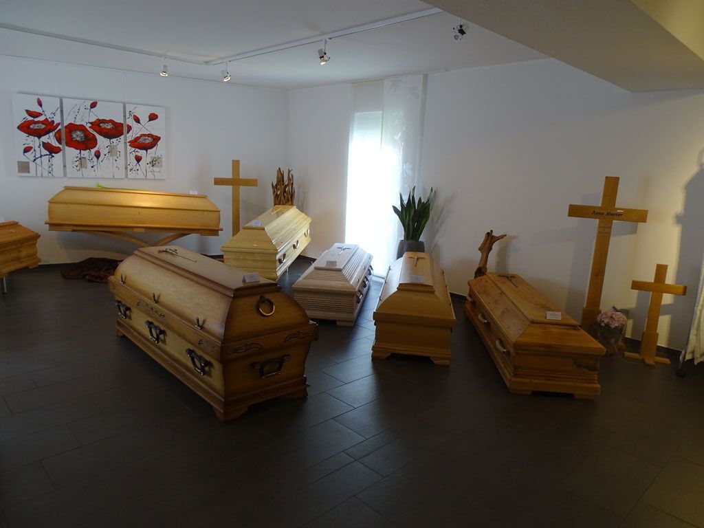 Bestattungen Röchter Särge Ausstellung