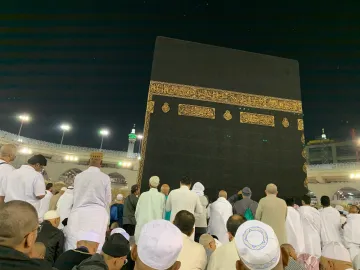 La Kaaba en La Meca, Arabia Saudita, rodeada de peregrinos musulmanes.