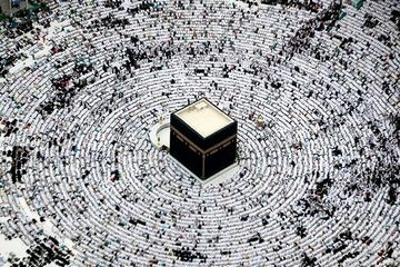 La Kaaba en La Meca está rodeada por círculos concéntricos de peregrinos vestidos de blanco.