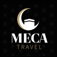 Logotipo de Meca Travel: luna creciente sobre la Kaaba, con el texto "MECA TRAVEL" debajo. Dorado, blanco y negro.