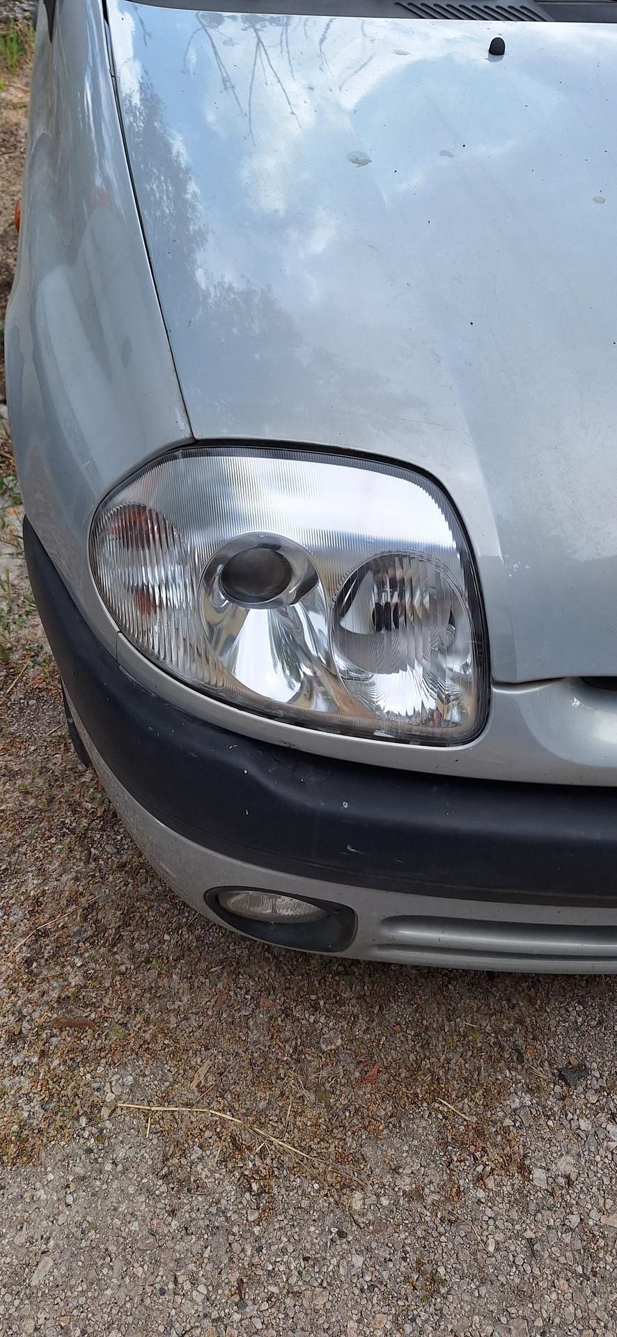 Gros plan sur un siège de voiture en cuir noir avec une ceinture de sécurité attachée.