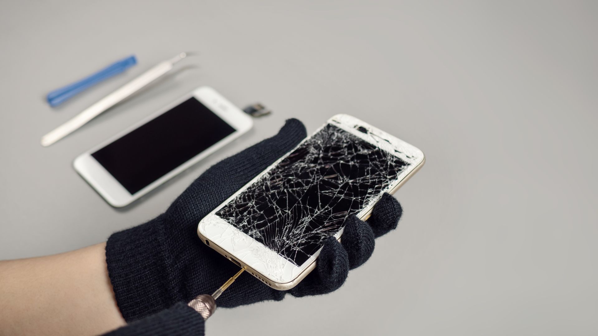 Téléphone avec écran cassé
