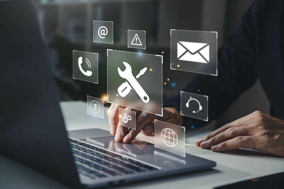 Ordinateur avec plusieurs logo en rapport avec le diagnostic informatique