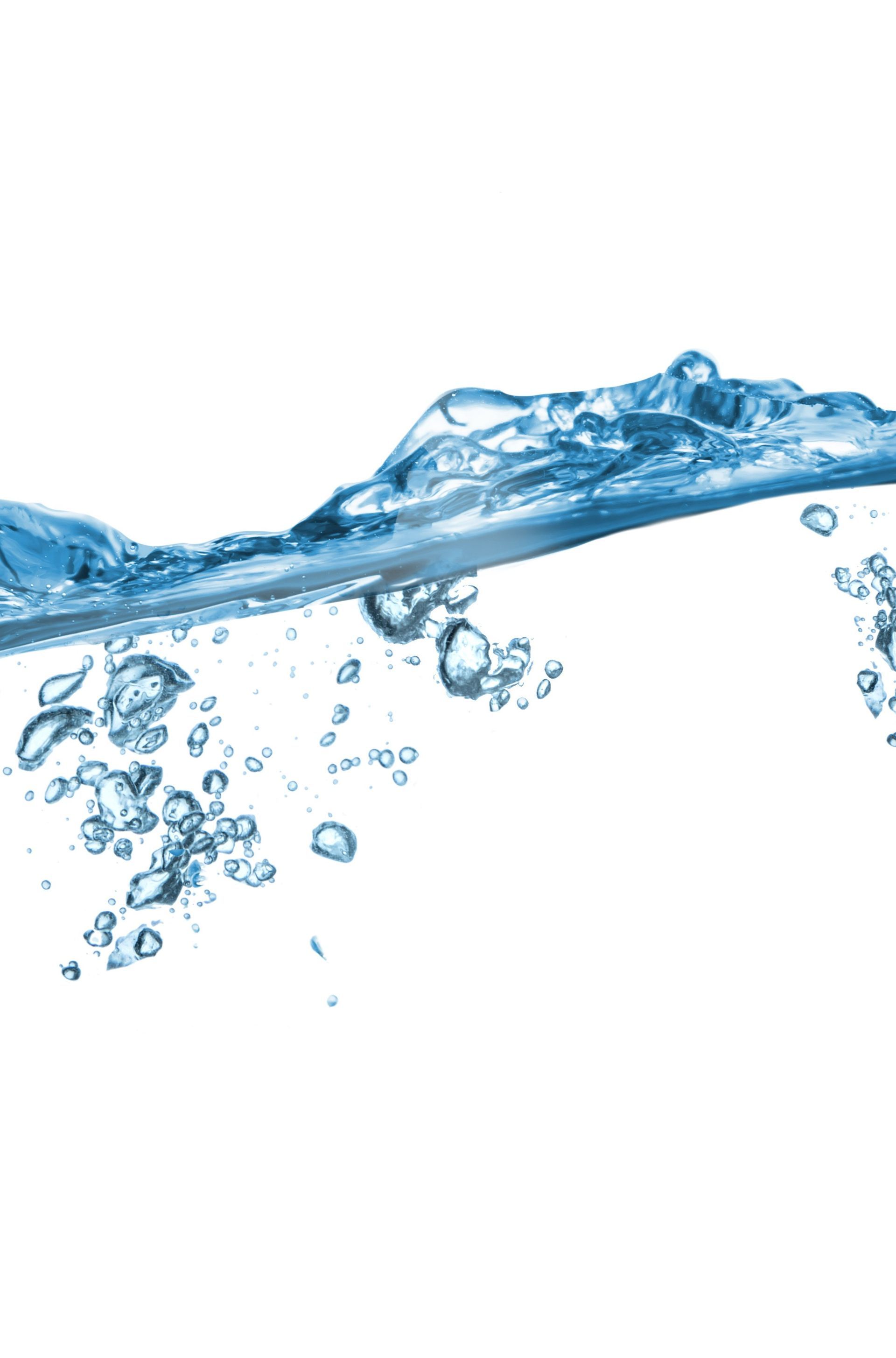 Eau bleue, avec des ondulations et des bulles à la surface, sur fond blanc.