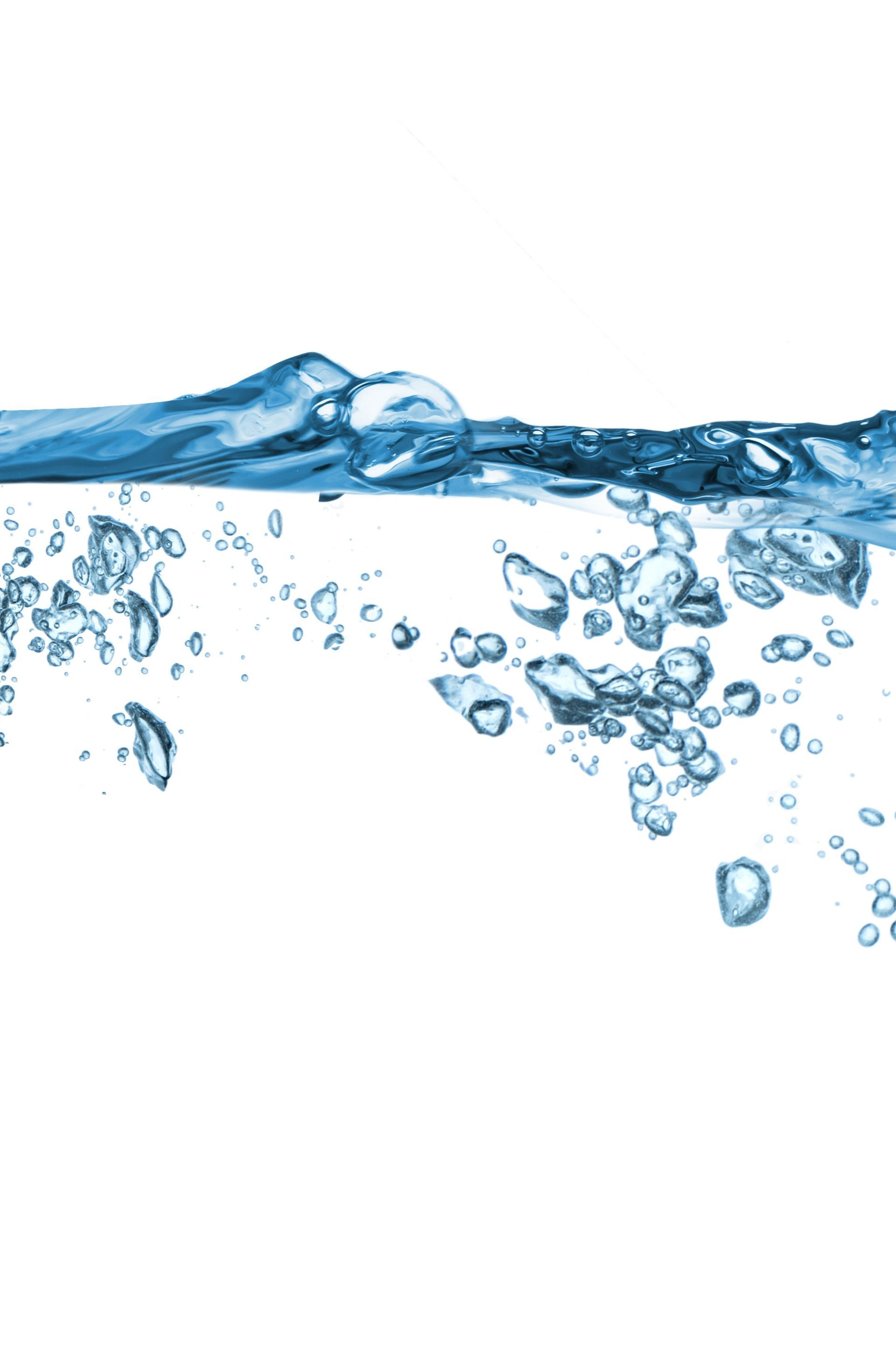 Eau bleue avec des bulles qui remontent à la surface, vagues à la surface sur fond blanc.