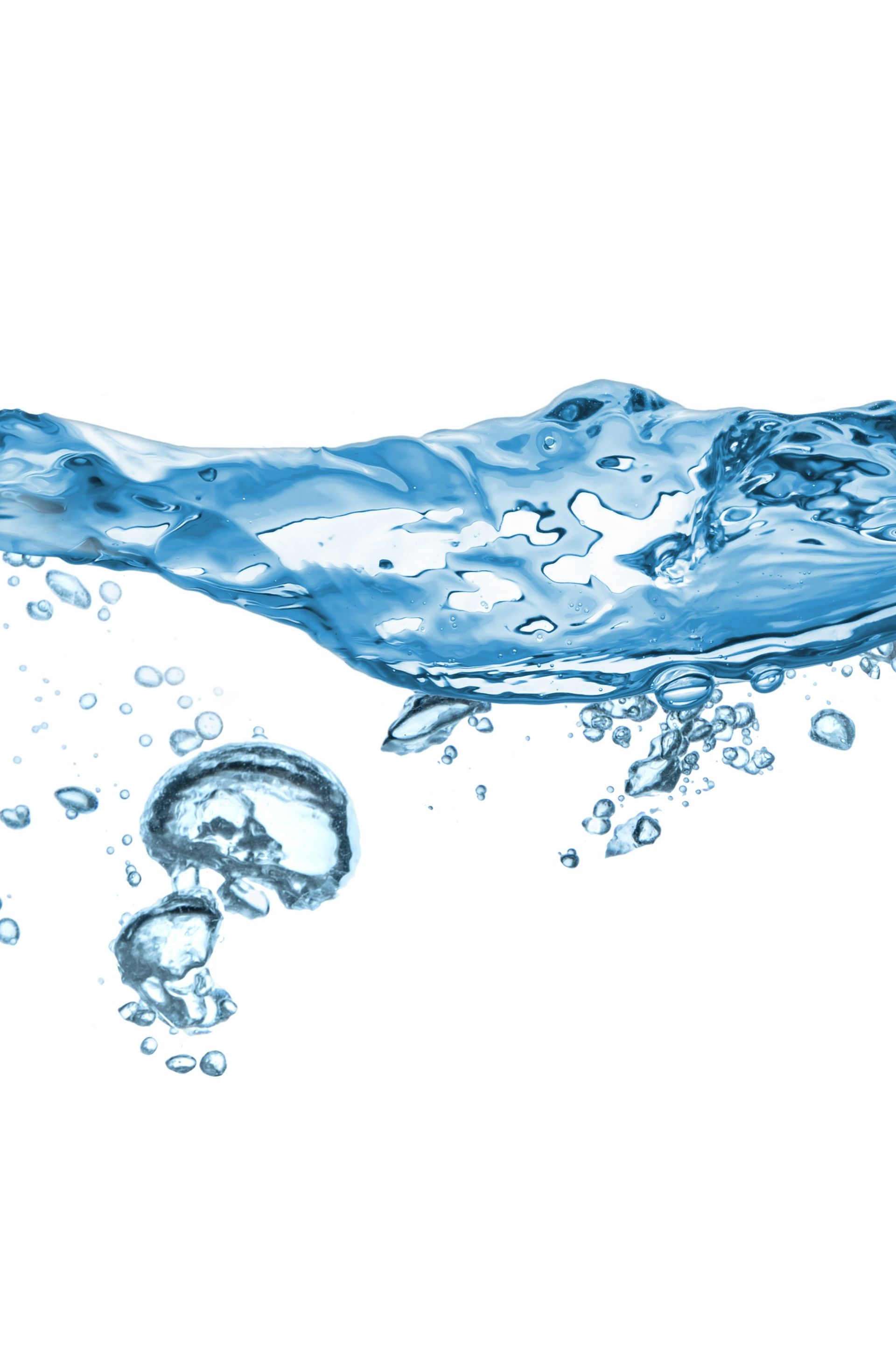 Eau bleue avec des bulles sur fond blanc ; vagues de surface.