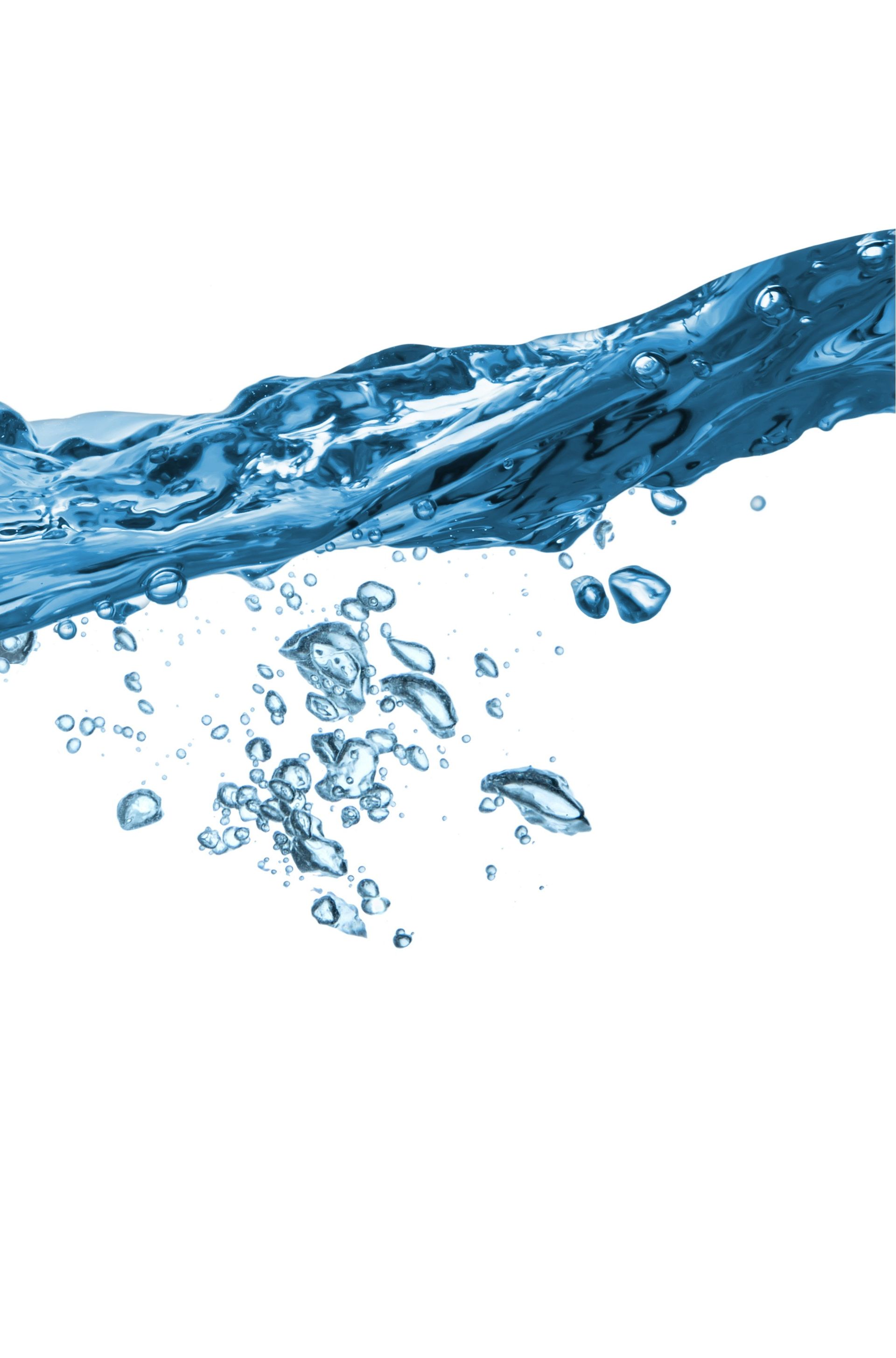 Eau bleue avec des bulles sur fond blanc ; gros plan sur la surface de l'eau.