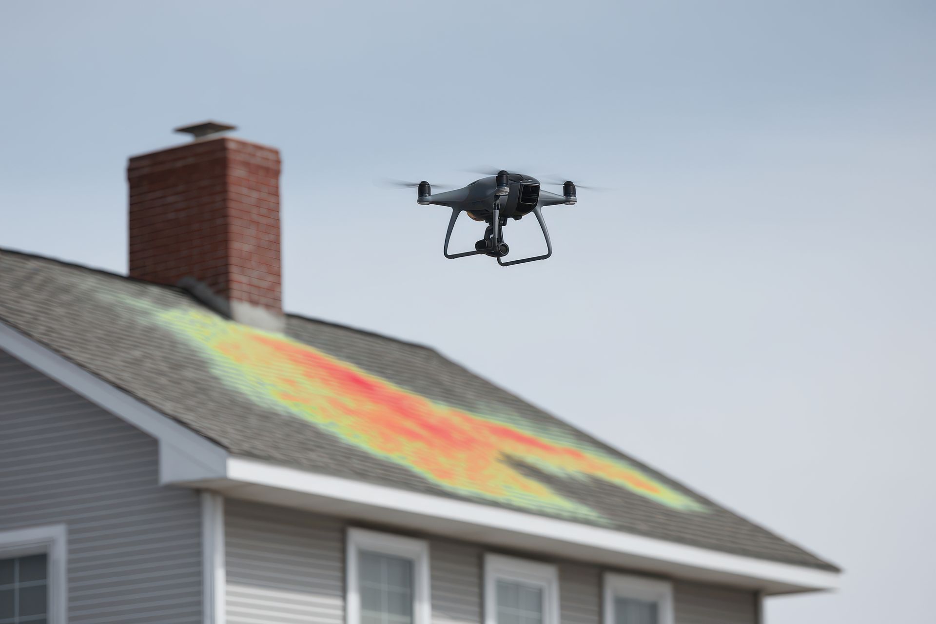 Un drone survole un toit et affiche une carte thermique de sa surface.