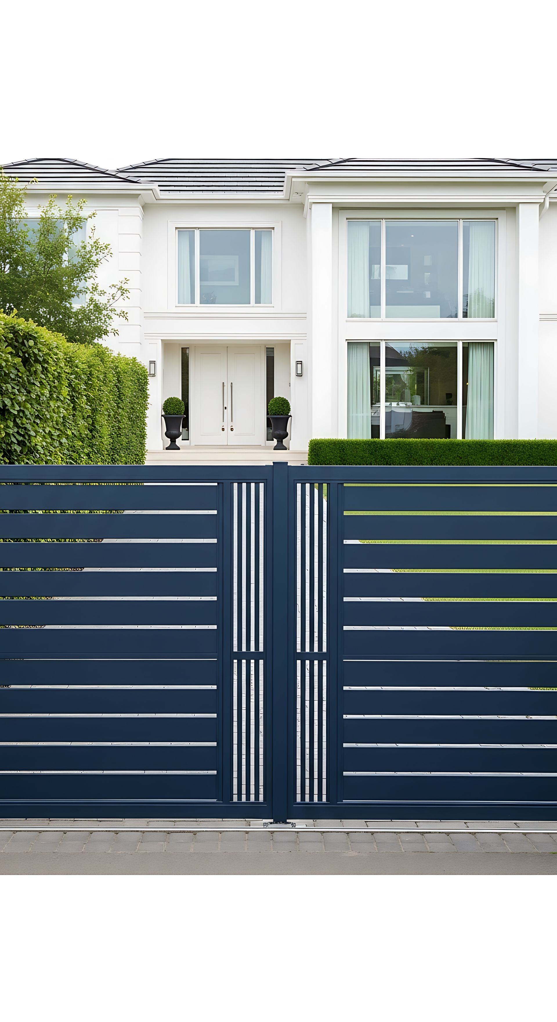 Portail à lamelles horizontales bleu foncé devant une grande maison blanche avec de grandes fenêtres.