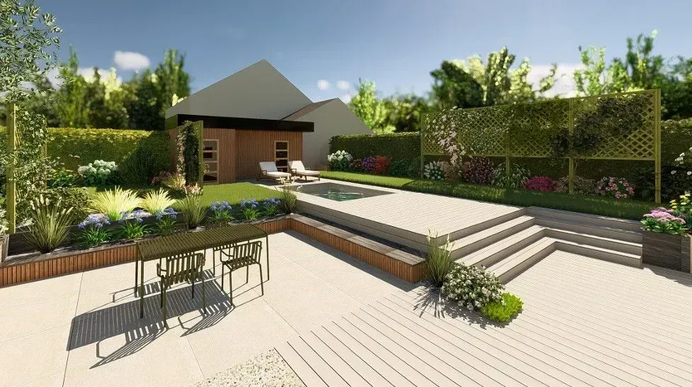 Une cour arrière moderne avec patio, salle à manger, terrasse de piscine et abri en bois sous un ciel lumineux.