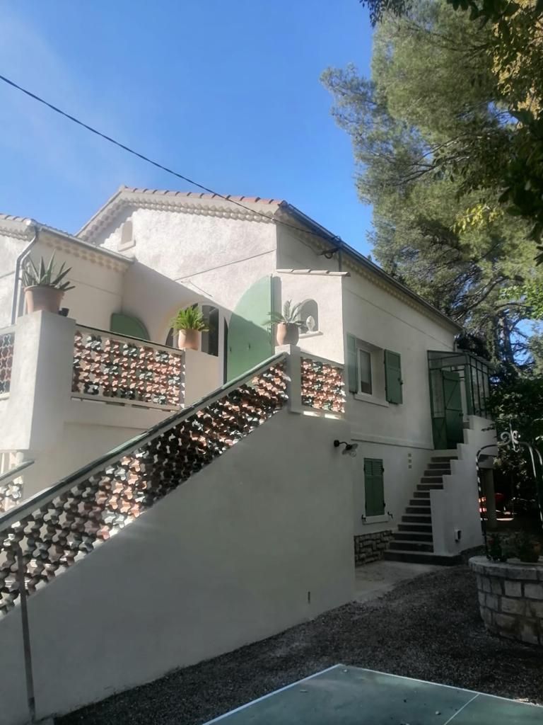 Façade de villa, vue extérieure depuis la rue