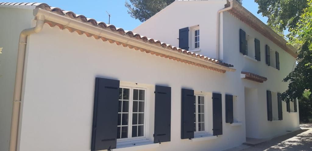 Maison avec vue sur la façade, volets ouverts