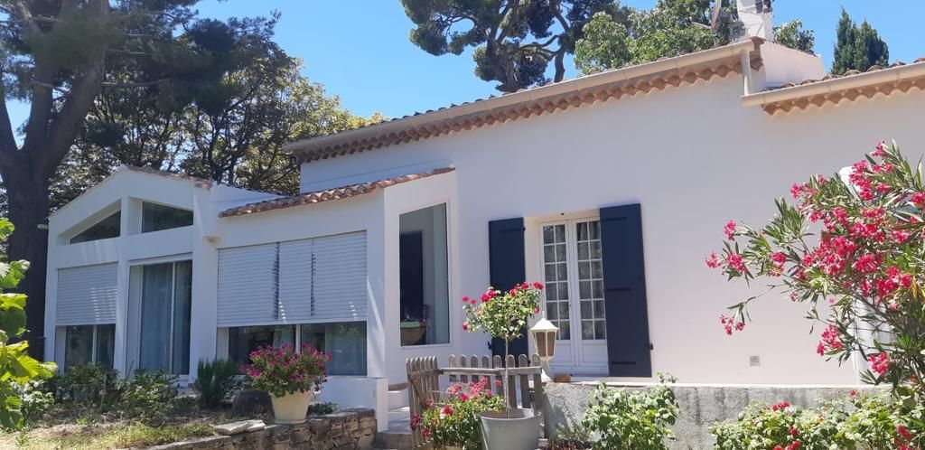 Maison de plain-pied, maison à la façade blanche