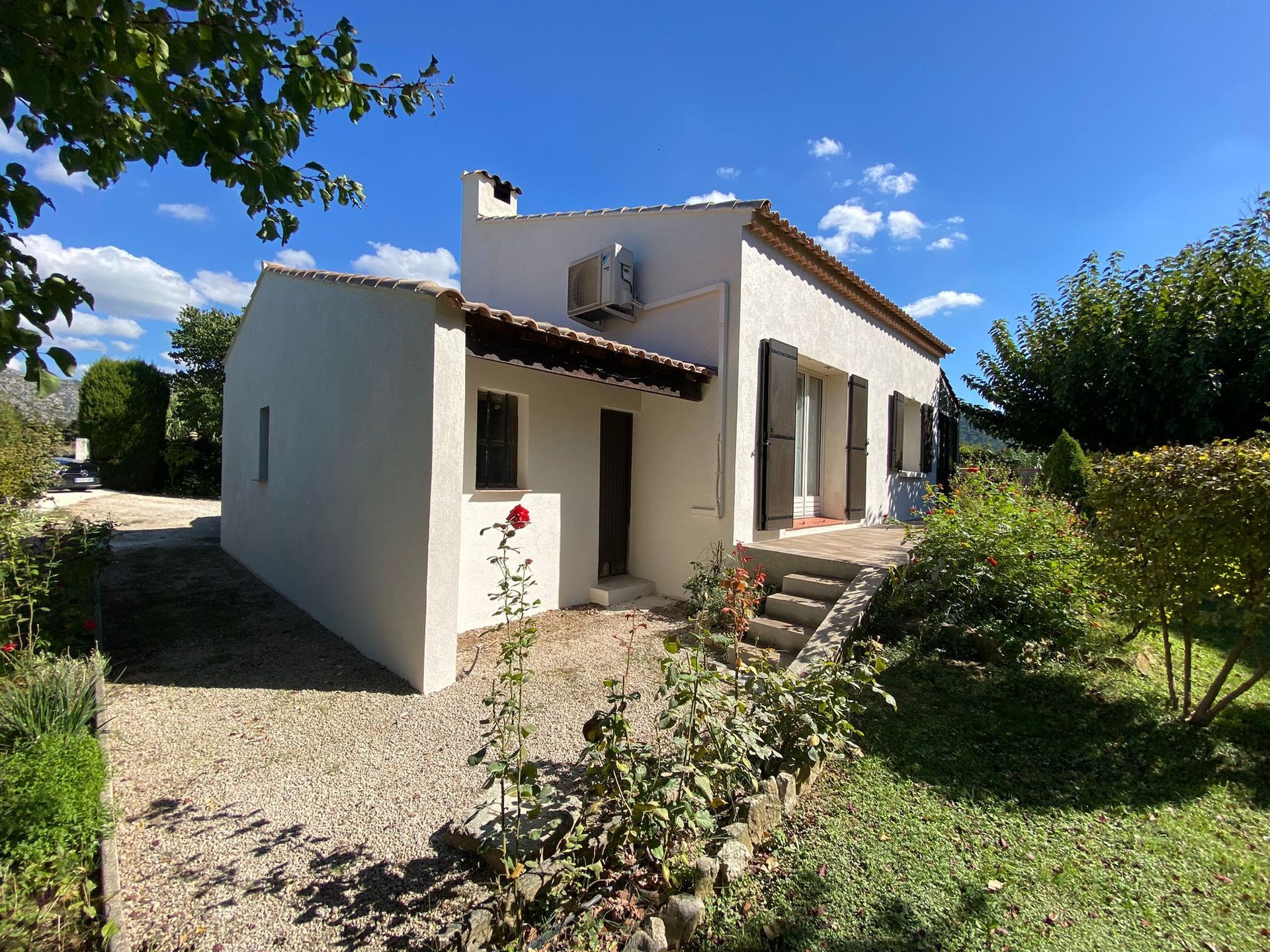 Maison avec enduit de Guérande, vue sur jardin et façade