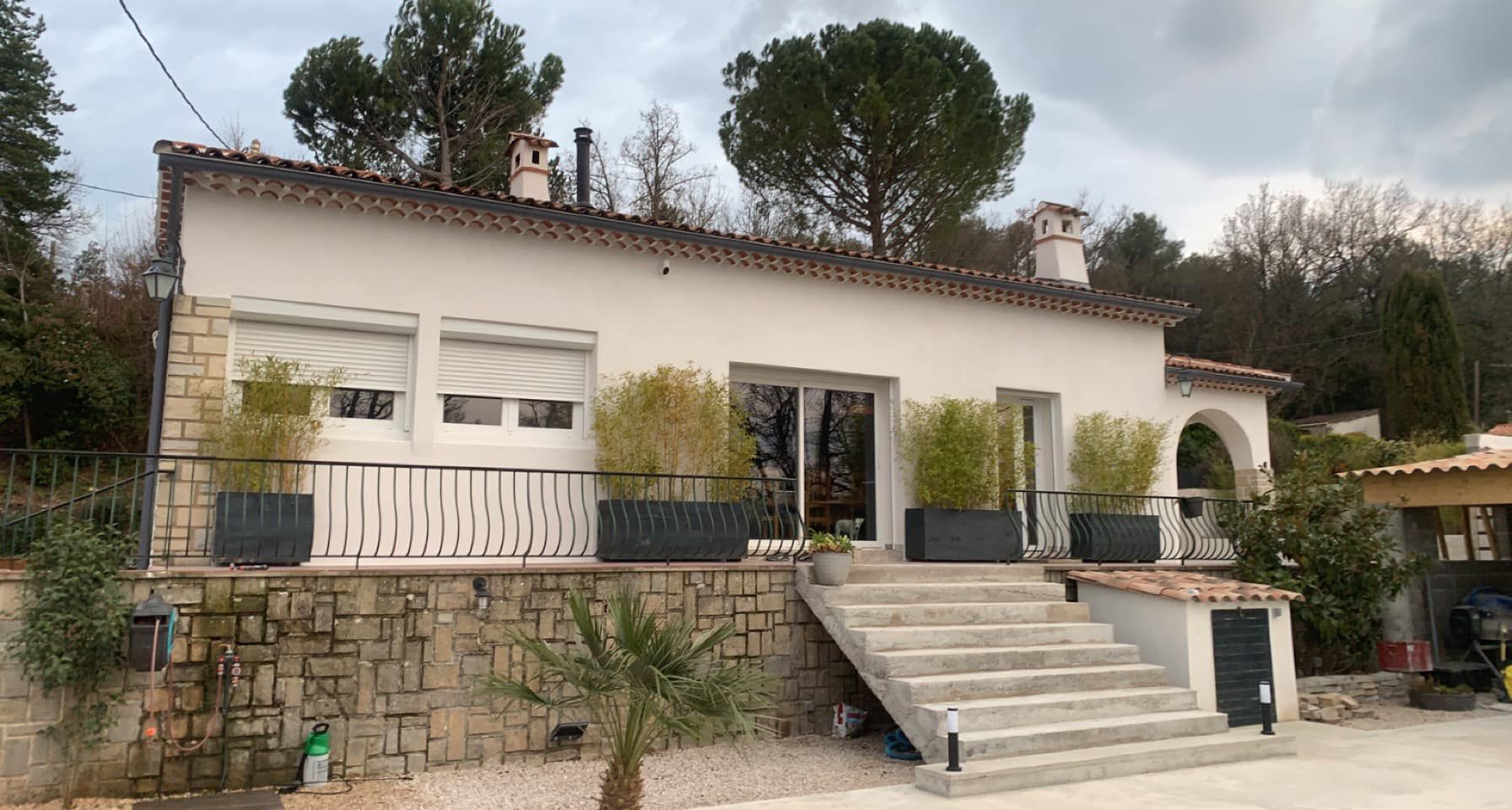 Maison avec façade, escalier extérieur, muret en pierre