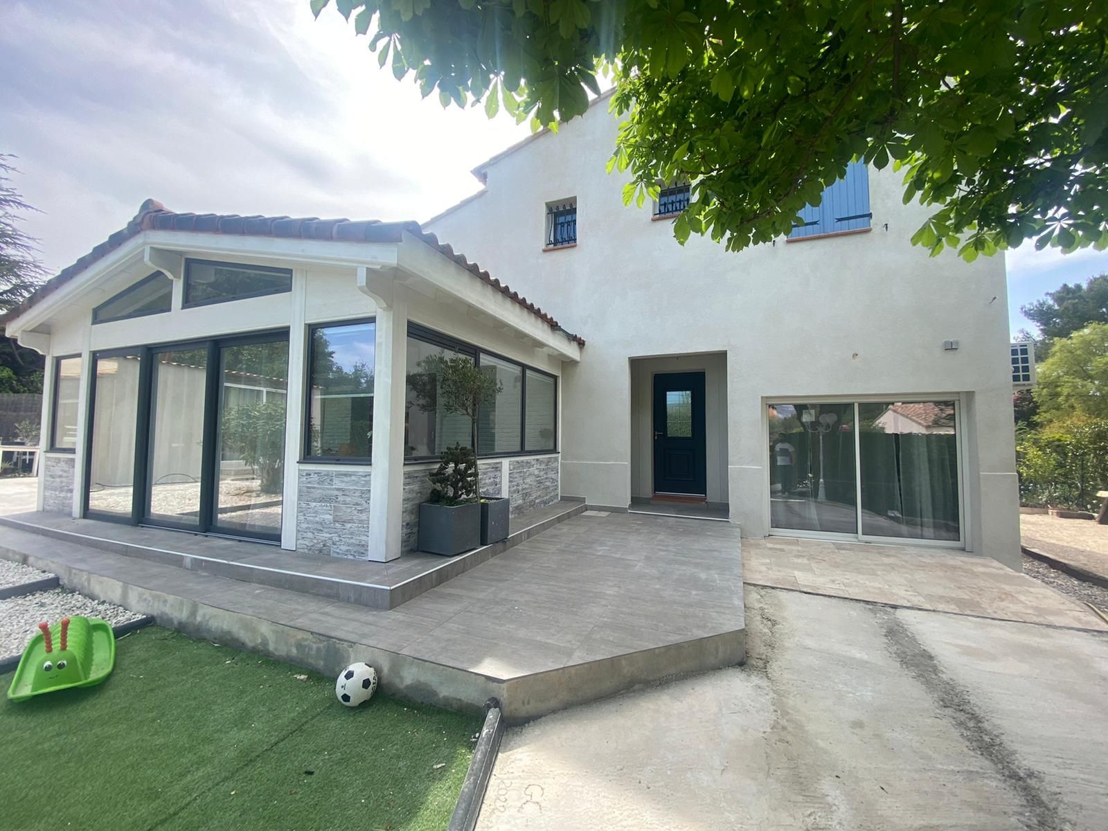 Devanture de maison avec vue sur véranda, menuiserie neuve