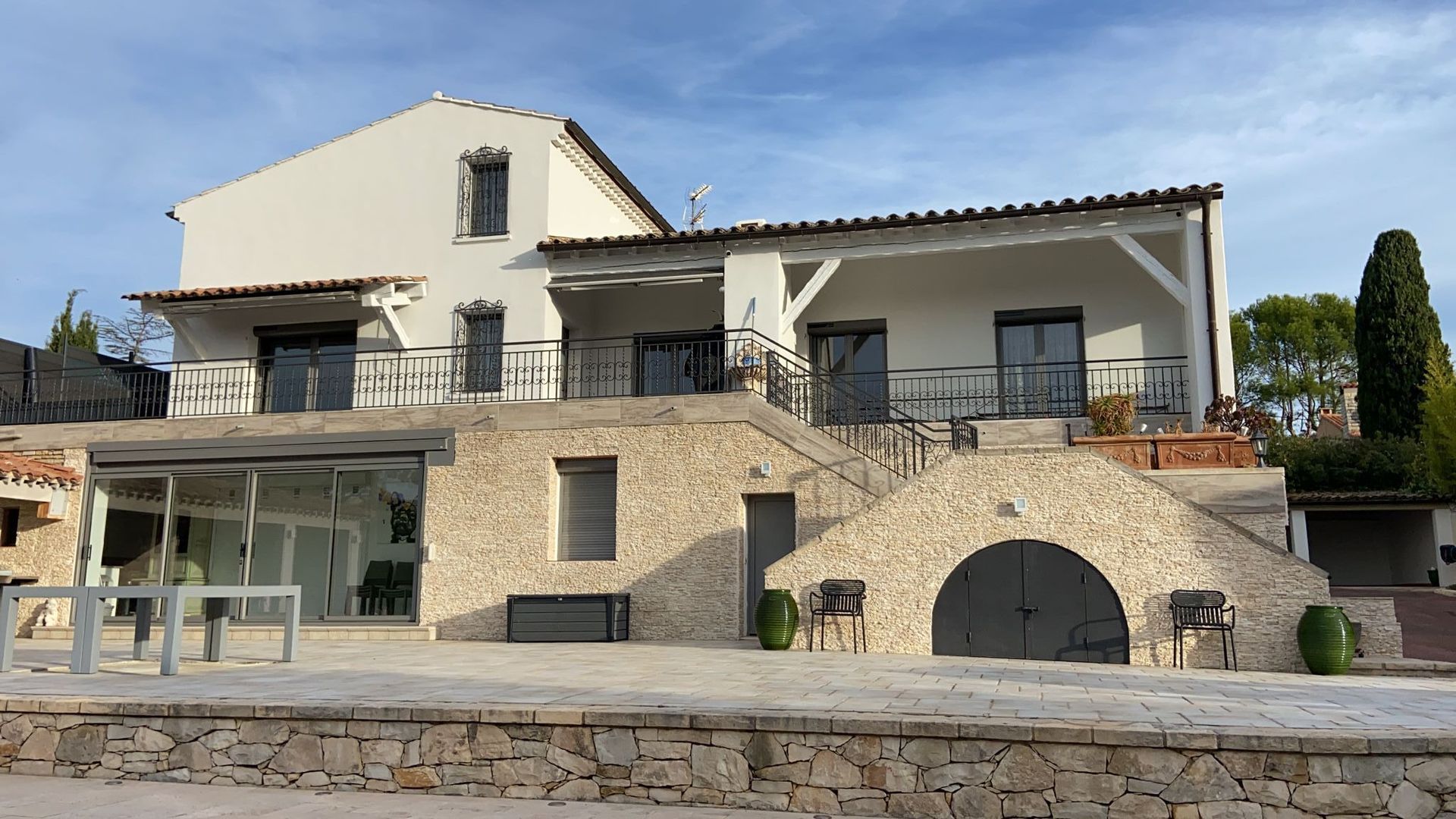 Devanture de maison peinte et murs extérieurs en pierre