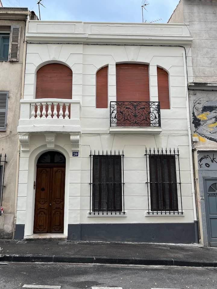 Maison à étages avec façade rénovée, peinture beige