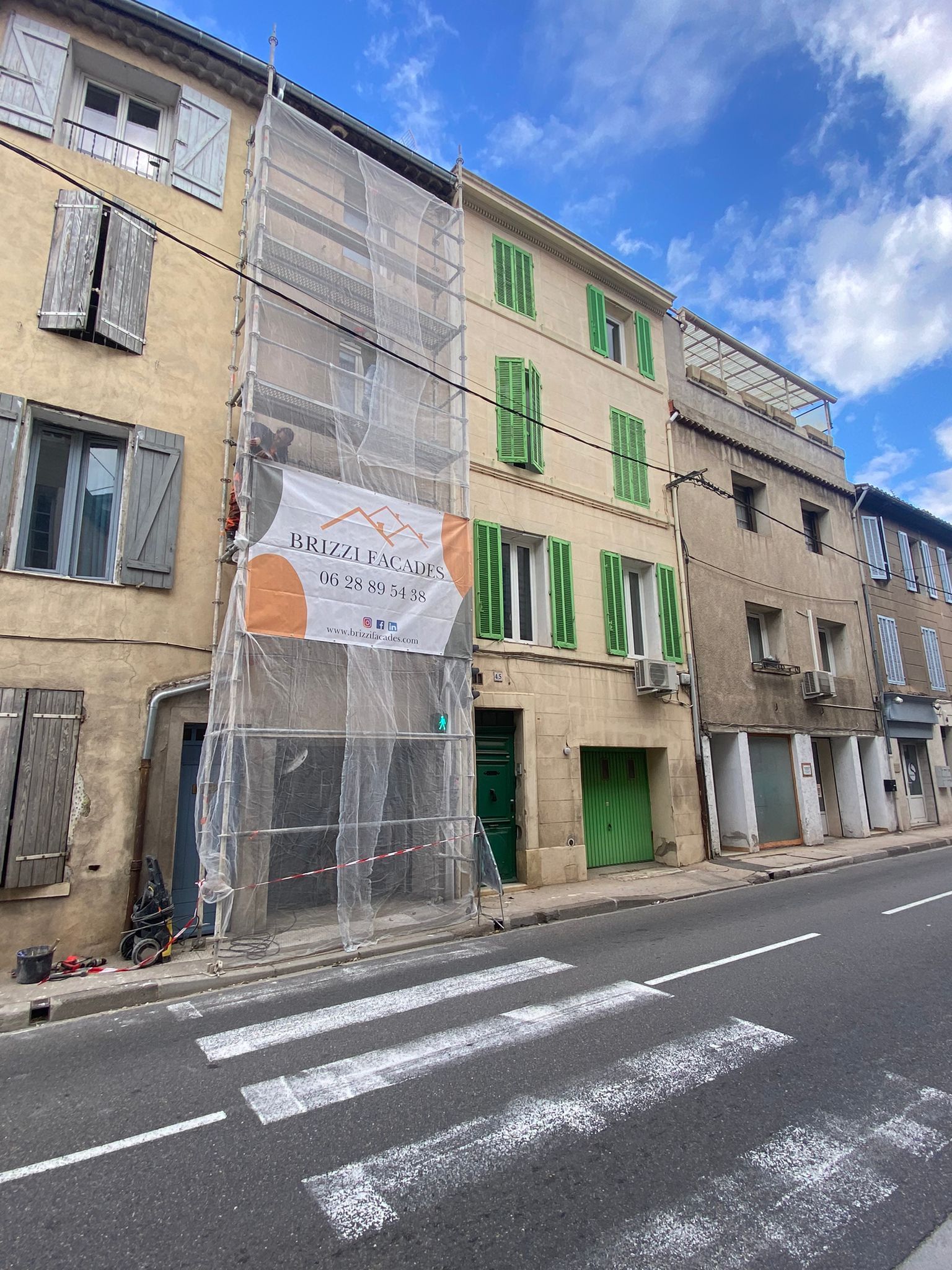 Façade de bâtiment avec enduits variés